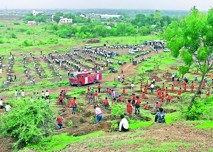 Celebration of environmental protection, Nature of Yatra in Ambacheri hill | अमळनेरात पर्यावरण संवर्धनाचा जल्लोष, अंबर्षी टेकडीला आले यात्रेचे स्वरूप