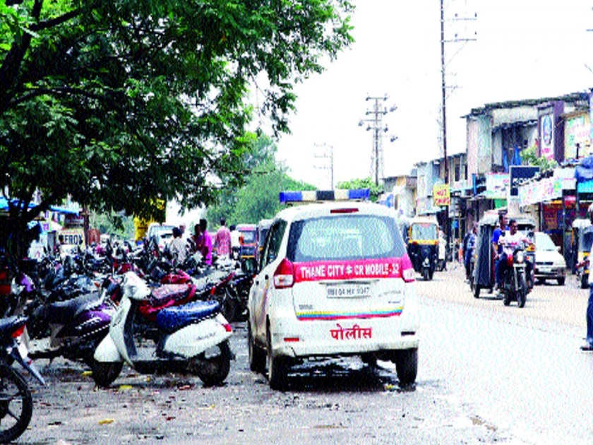 Police vehicles stopped the road altogether, violating the rules by law guards | पोलिसांच्या वाहनांनीच चक्क अडवला रस्ता, कायद्याच्या रक्षकांकडूनच नियमांचे उल्लंघन