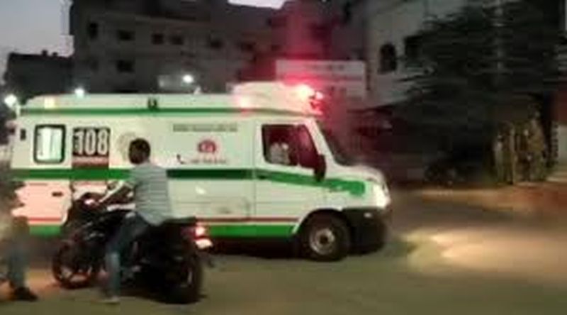 Ambulance in bad condition of Akola goes to Amravati! | अकोल्यातील नादुरुस्त रुग्णवाहिका अमरावतीत!