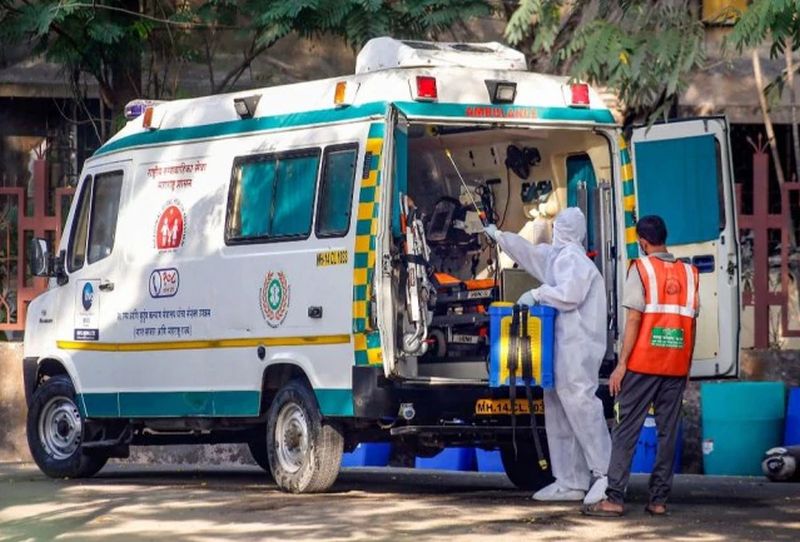 coronavirusnews : coronary patient reached the hospital on foot as the ambulance did not arrive dombivali MMG | कोरोनाबाधित रुग्णाच्या नशीबी पायपीट, रुग्णवाहिका आली नसल्याने चालत गाठले रुग्णालय