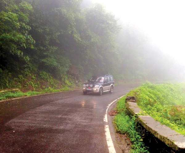 Traffic from the paved road, type in Amboli Ghats | खचलेल्या रस्त्यावरून वाहतूक, आंबोली घाटातील प्रकार