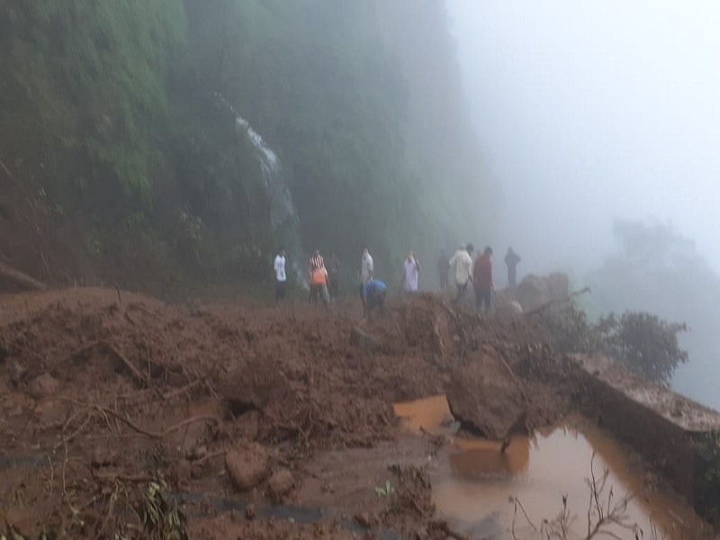 heavy rains Amboli ghat route closed Sindhudurg loses contact with western Maharashtra | आंबोली घाटात दरड कोसळली, घाटमार्ग बंद : सिंधुदुर्गचा पश्चिम महाराष्ट्राशी संपर्क तुटला