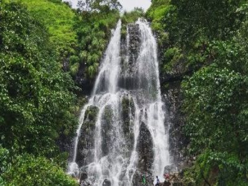 Rocks on Amboli Falls fell, Tourist injured | आंबोली धबधब्यावरील दगड कोसळले, पर्यटक किरकोळ जखमी
