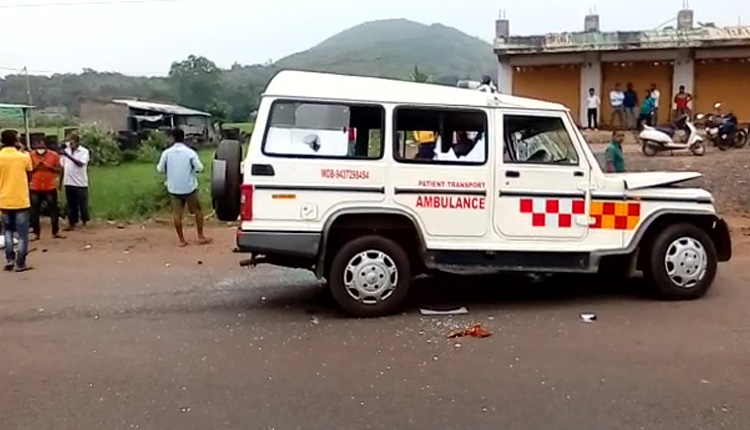 Three killed in ambulance and two-wheeler accident in jaipur | रुग्णवाहिका अन् दुचाकीचा भीषण अपघात, तिघांचा मृत्यू