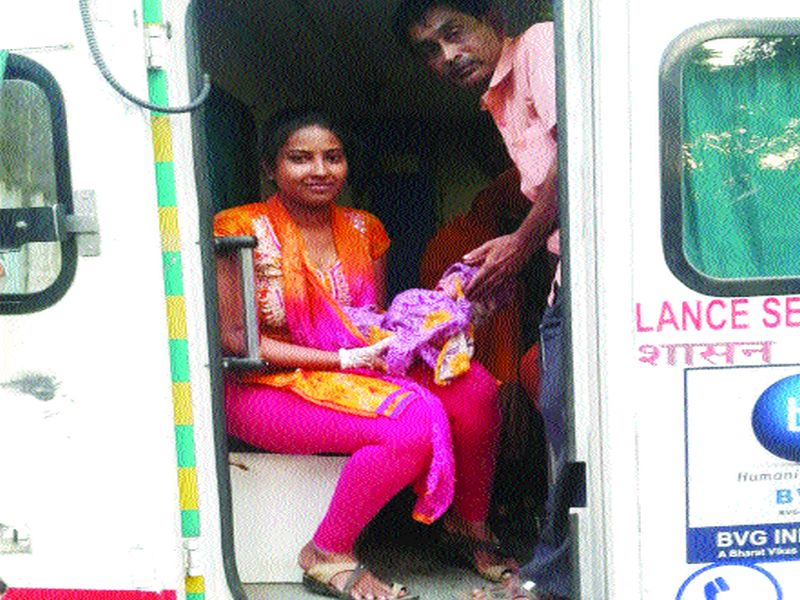 Ladies in the ambulance, they both are safe | रुग्णवाहिकेत महिला प्रसूत, दोघेही सुखरूप