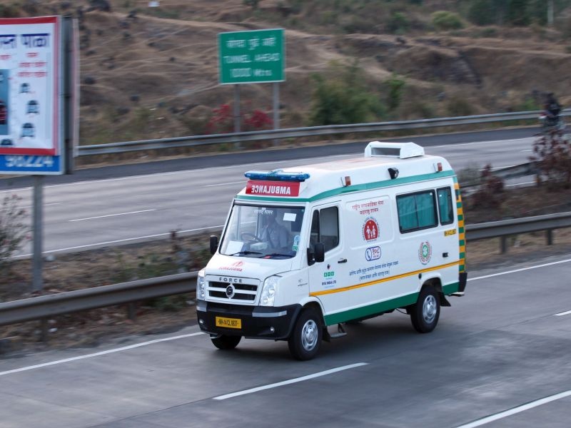 CoronaVirus News : An ambulance carrying the body of the victim was stopped in Vasai | CoronaVirus News : वसईत बाधिताचा मृतदेह असलेली रुग्णवाहिका रोखली