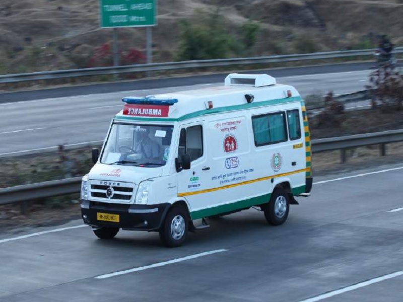 Vigilance of the police saved the life of the woman; An ambulance drove him to the hospital | Pimpri Chinchwad : पोलिसांच्या सतर्कतेने वाचला महिलेचा जीव; रुग्णवाहिका चालवून नेले रुग्णालयात