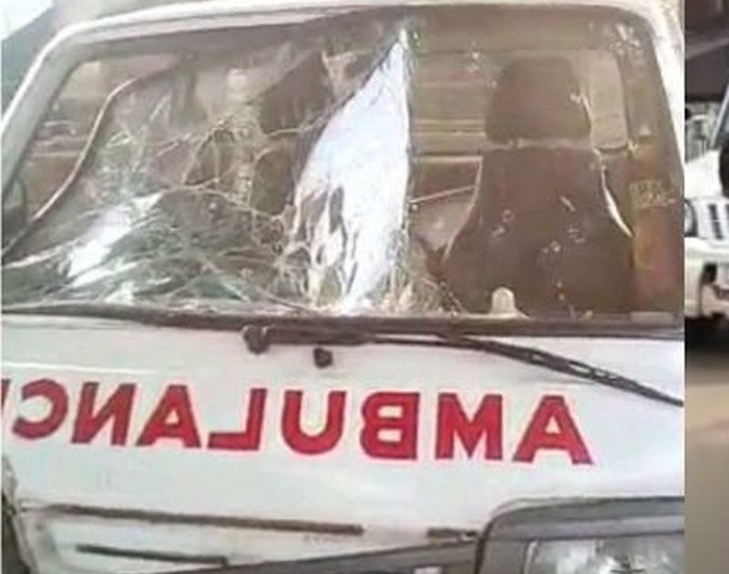 Two ambulances vandalized by man | माथेफिरूकडून दोन रुग्णवाहिकांची तोडफोड