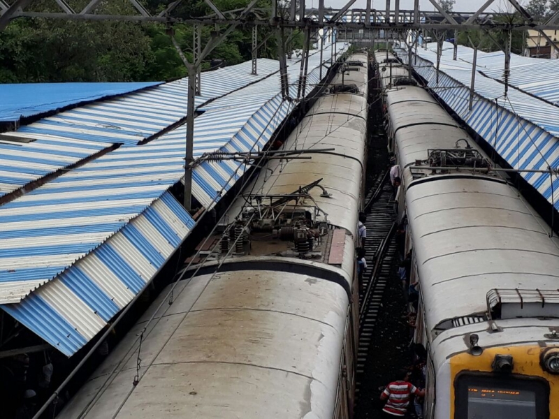 Lokhande pentagram shot at Ambernath station; Traffic jam to CST | मध्य रेल्वेची वाहतूक हळूहळून पूर्वपदावर, कर्जतहून मुंबईच्या दिशेने वाहतूक सुरू