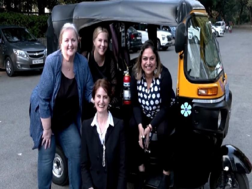 female american diplomats driving auto rickshaw in delhi | वाह, क्या बात है! अमेरिकेच्या 4 महिला अधिकारी बुलेटप्रूफ कारने नव्हे तर रिक्षातून जातात ऑफिसला