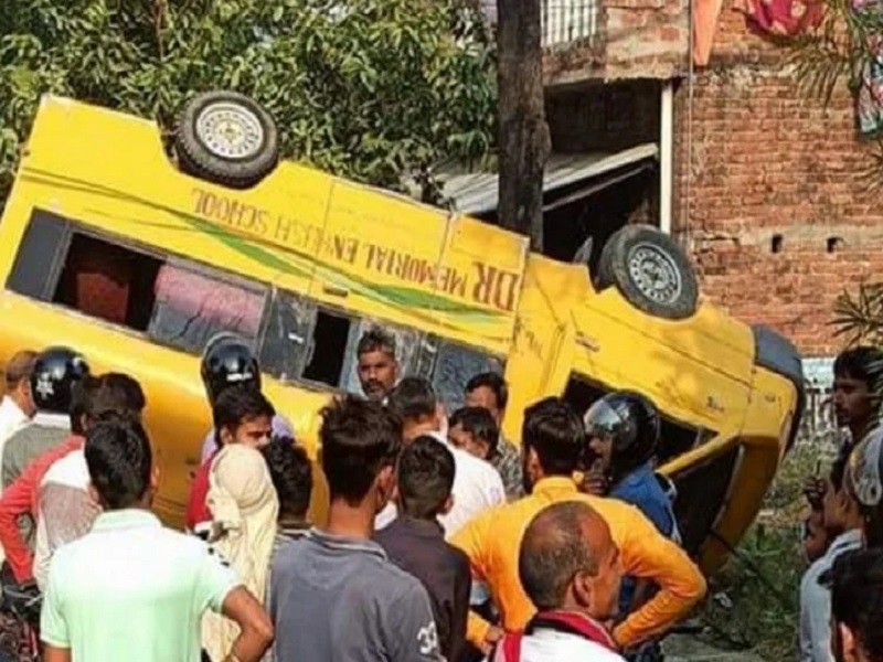 School bus filled with 35 students crashed on tree in amethi, 15 kids injured | 35 मुलांनी भरलेल्या स्कुल बसचा अपघात; कुणाचा हात मोडला, तर कुणाच्या डोक्याला मार लागला