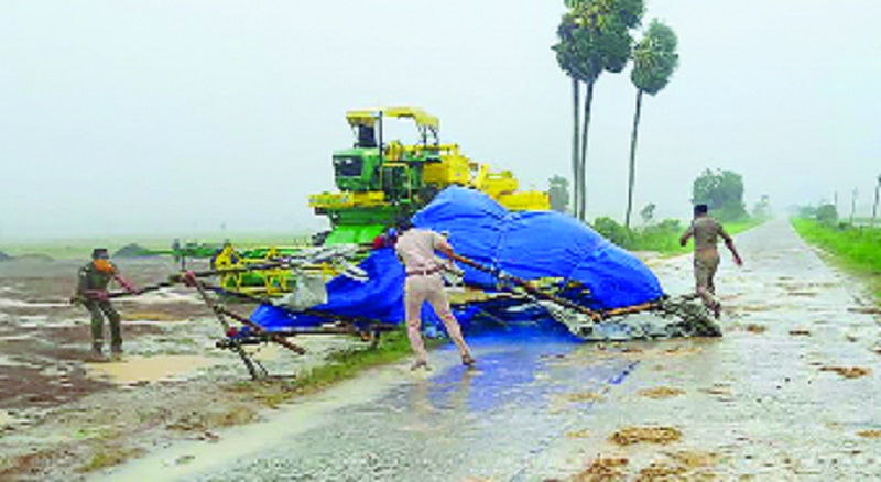 Cyclone Amphan: W. Bengal, Odisha hit by 'Amphan' cyclone | Cyclone Amphan : प. बंगाल, ओडिशाला ‘अ‍ॅम्फन’ चक्रीवादळाचा तडाखा