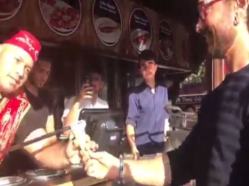 Turkey's ice cream seller's "hands" dried! | VIDEO : तुर्कीमधील आइसक्रीम विक्रेत्याची "हात"चलाखी! आमीर खानने शेअर केला व्हिडीओ