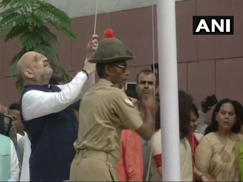 Amit Shah 'Tricolor' down while hoisting the flag, congress commentary | ध्वजारोहण करताना अमित शहांकडून पडला 'तिरंगा', काँग्रेस बोलली हे काय देश सांभाळणार ?  
