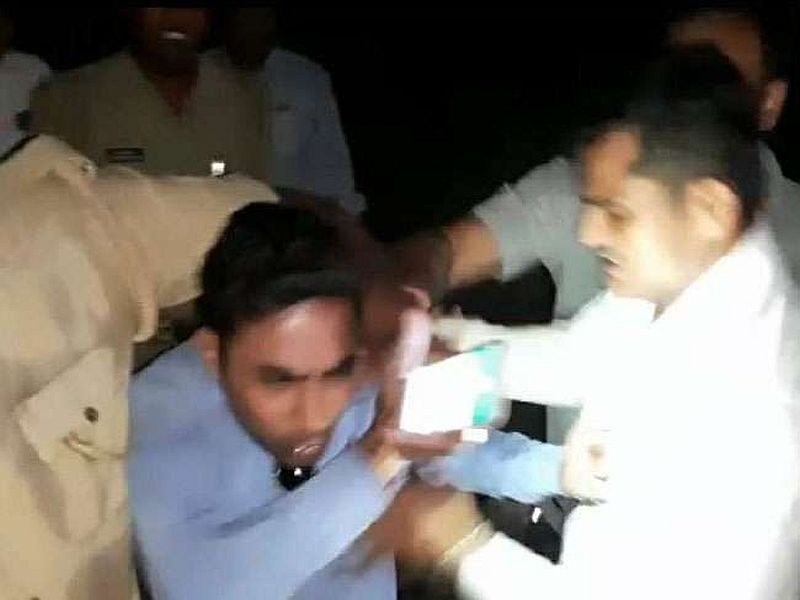 Stripped, thrashed, urinated upon: UP journalist faces police wrath for doing his job | पोलिसांचा अमानुषपणा! पत्रकाराला मारहाण, अंगावर केली लघुशंका, व्हिडीओ व्हायरल