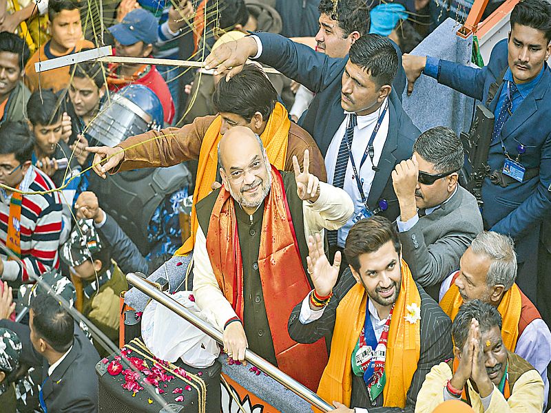 Delhi Election: Union Home Minister Amit Shah, Bollywood star MP Sunny Deol, Congress Actor and MP Raj Babbar made 'road shows' and march. | Delhi Election: भाजप-काँग्रेसचे ‘रोड शो’, आपची ‘झाडू यात्रा’; अमित शहा, राज बब्बर यांनी गाजवला दिवस
