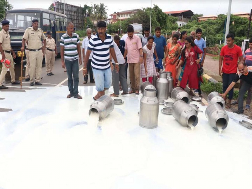 Farmers pumped hundreds of liters of milk on the road leading to the Goa Assembly | होनसुमूल डेअरीने दूध नाकारल्याने गोव्यातील संतप्त शेतकºयांची कृती   विधानसभेवर धडक देत शेतक-यांनी शेकडो लिटर दूध रस्त्यावर ओतले