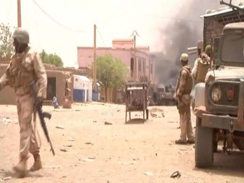 Militants attack a military post in Mali, 50 death | मालीमध्ये लष्करी चौकीवरील अतिरेकी हल्ल्यात ५३ सैनिक ठार