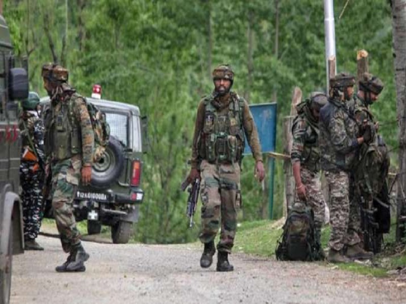 Encounter in Jammu and Kashmir's Pulwama, 2 terrorists including top Jaish-e-Mohammed commander killed by army | जम्मू-कश्मीरच्या पुलवामामध्ये चकमक, जैश-ए-मोहम्मदच्या टॉप कमांडरसह 2 दहशतवादी ठार