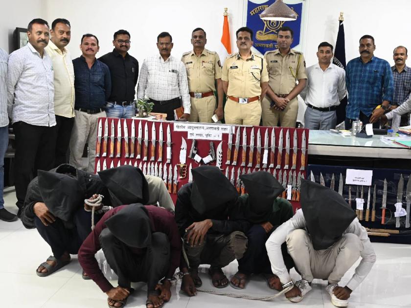 102 Daggers, Country Cuts seized overnight in Amravati; Massive action against illegal arms stockpiling | अमरावतीत रात्रीतून १०२ खंजीर, देशी कट्टे जप्त; अवैध शस्त्रसाठ्याविरुद्ध मोठी कारवाई