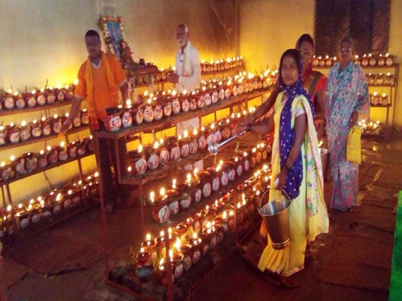 The unbroken Jyothi has brightened the horoscope of the Shardi Navratri festival | शारदीय नवरात्रोत्सवानिमित्त अखंड ज्योतींनी कोंडण्यपूर उजळले