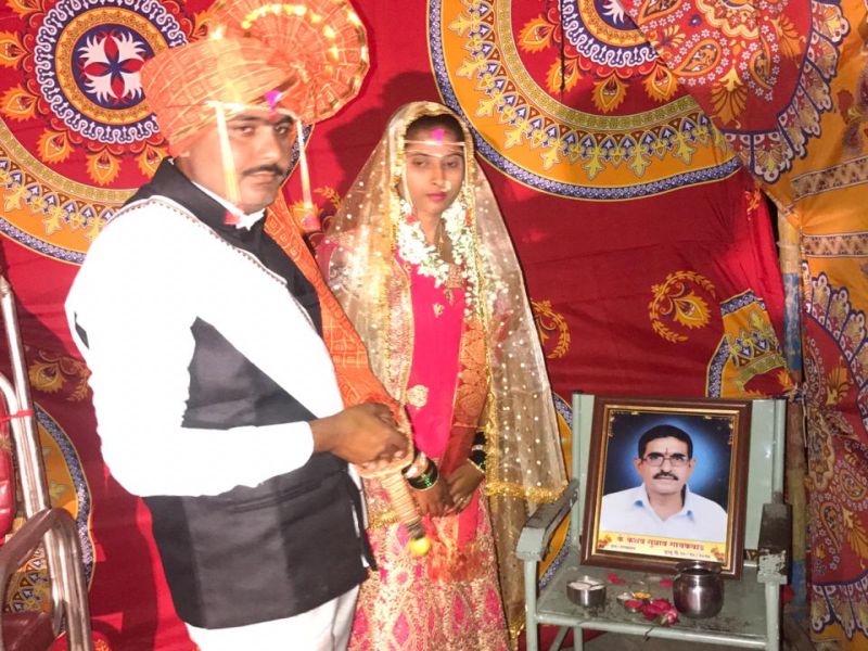 The girl went to see and got married in osmanabad, Vishakha marry to farmer Mahesh | मुलगी पाहायला गेले अन् लग्नच उरकून आले, विशाखाला भावला शेतकरी महेश