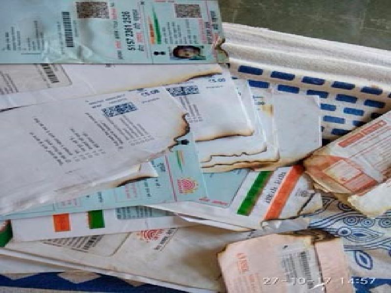 Postman's irresponsibility, hundreds of thousands of cards of Aadhar card | पोस्टमनचा बेजबाबदारपणा, केली शेकडो आधार कार्डची शेकोटी
