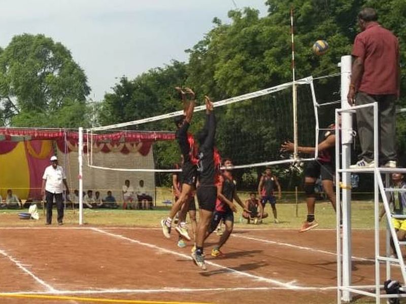 tombe college team wins from chandur railway b zone in intercollegiate volleyball competition | चांदूर रेल्वे बी झोनमधून टोम्पे कॉलेजची टीम विजयी 
