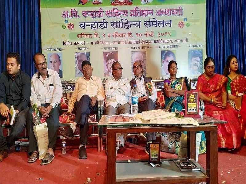 Children's Literature Should Be Produced in vardhadi dialect: Satish Taral | वऱ्हाडी बोलीत बालसाहित्याची निर्मिती झाली पाहिजे: सतीश तराळ