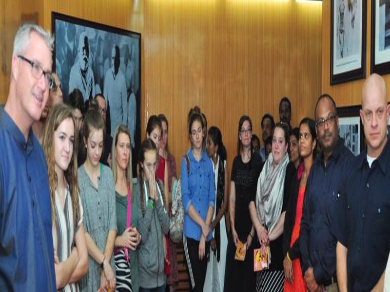 An American delegation filled the activities of Gadgebaba, gave a visit to the University of Amravati | अमेरिकन प्रतिनिधी गाडगेबाबांच्या कार्याने भारावले, अमरावती विद्यापीठाला दिली भेट 