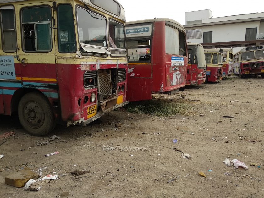 Ahmednagar AMT stop due to political | राजकीय साठमारीत रूतले अहमदनगर एएमटीचे चाक