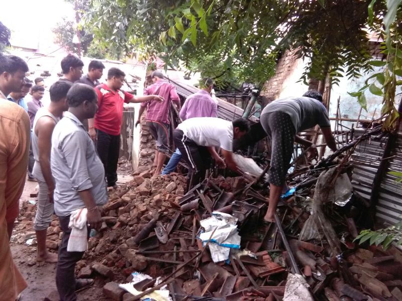 A house collapsed due to excessive rainfall in the backyard of Amravati, the death of an old man | अमरावतीतील परतवाडामध्ये अतिवृष्टीमुळे कोसळलं घर, एका वृद्धाचा मृत्यू 