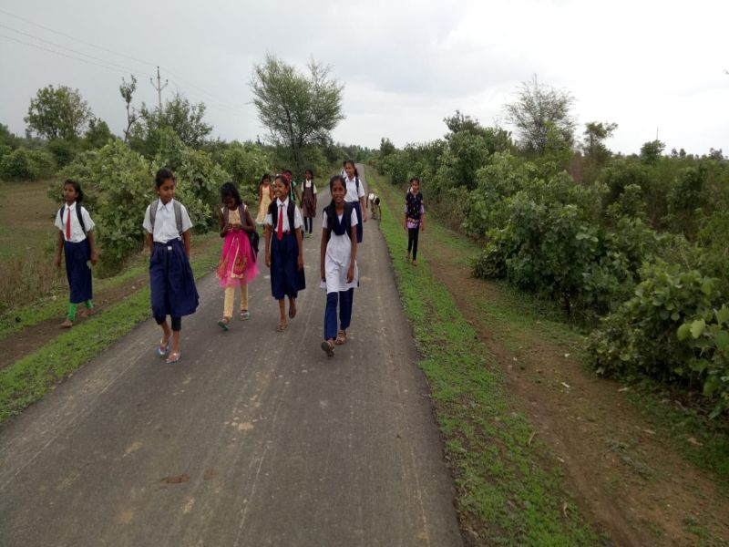 No travelling source for student in Tiwasa at Amarawati | शिक्षणासाठी चिमुकल्यांचा नदीकाठाने प्रवास, 70 वर्षात एसटी नाही 