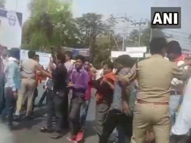 amu jinnah portrait hamid ansari hindu yuva vahini students union injures police lathi charge | AMUमधला जिन्ना वादः एसपींना धक्काबुक्की, लाठीचार्जमध्ये 15 विद्यार्थी जखमी
