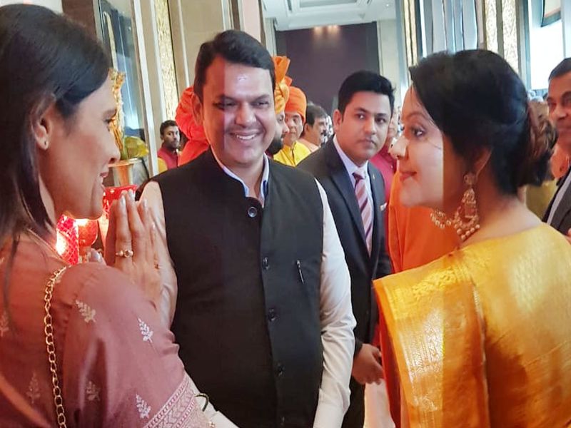 Raj's son's wedding receives huge politicians, Pawar's attendance with CM | 'राज'पुत्राच्या लग्नाला दिग्गजांची मांदियाळी, मुख्यमंत्र्यांसह पवारांची हजेरी