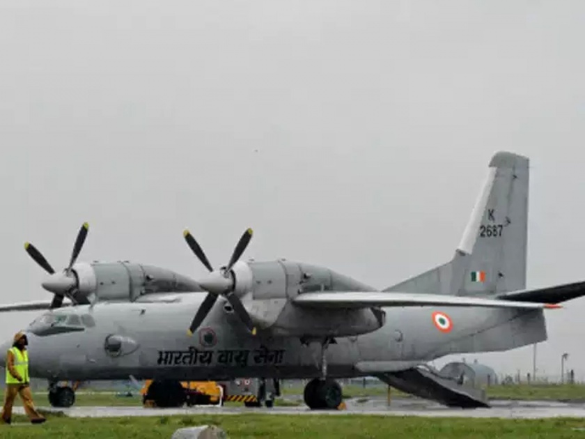 IAFs An 32 overruns runway in Mumbai no injuries reported | मुंबईत हवाई दलाचं विमान धावपट्टीवर ओव्हररन; अपघात टळला