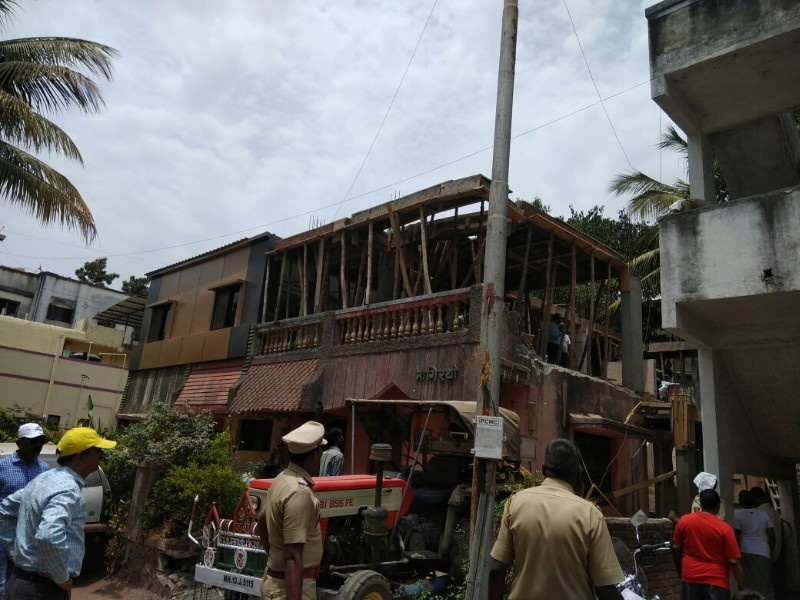 Corporation hammer on unauthorized construction in Chinchwad | चिंचवडमध्ये अनाधिकृत बांधकामांवर महानगरपालिकेचा हातोडा