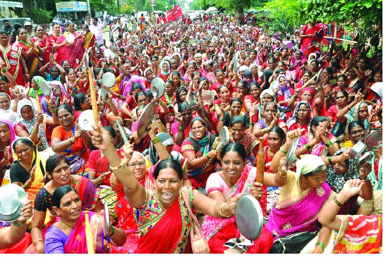  Sangalyat anger of Anganwadi workers - Thalinad movement | अंगणवाडीसेविकांचा सांगलीत संताप-- थाळीनाद आंदोलन