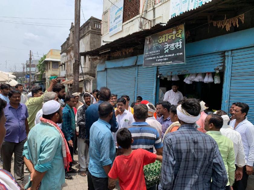 Shiv Sena Uddhav Thackeray group beats local shopkeeper regarding farmers issue | शेतकऱ्यांना युरिया नाकारल्याचा आरोप; ठाकरे गटाने अमरावतीतील दुकानदाराला दिला चोप