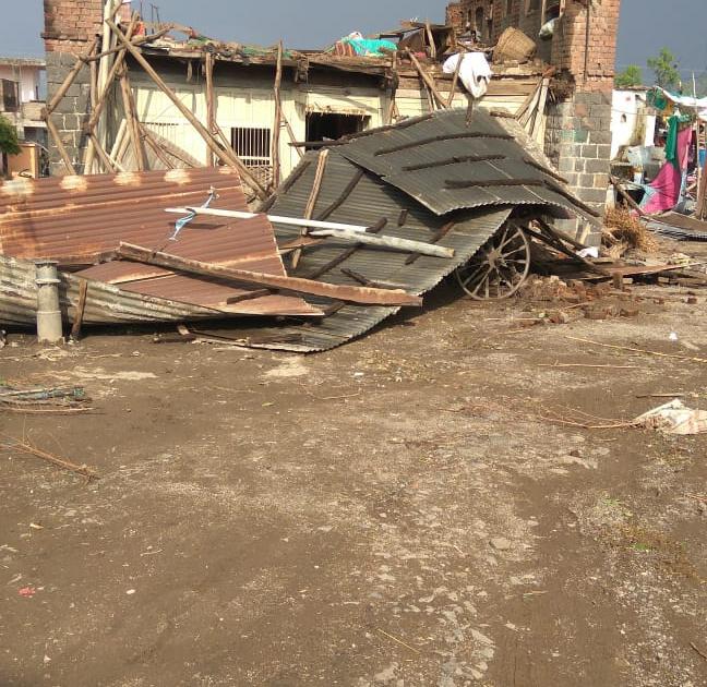 Damage to houses due to windy rain in andhera village | अंढेरा परिसरात वादळी पावसामुळे घरांचे नुकसान ; २५८ घरांचा सर्व्हे पूर्ण
