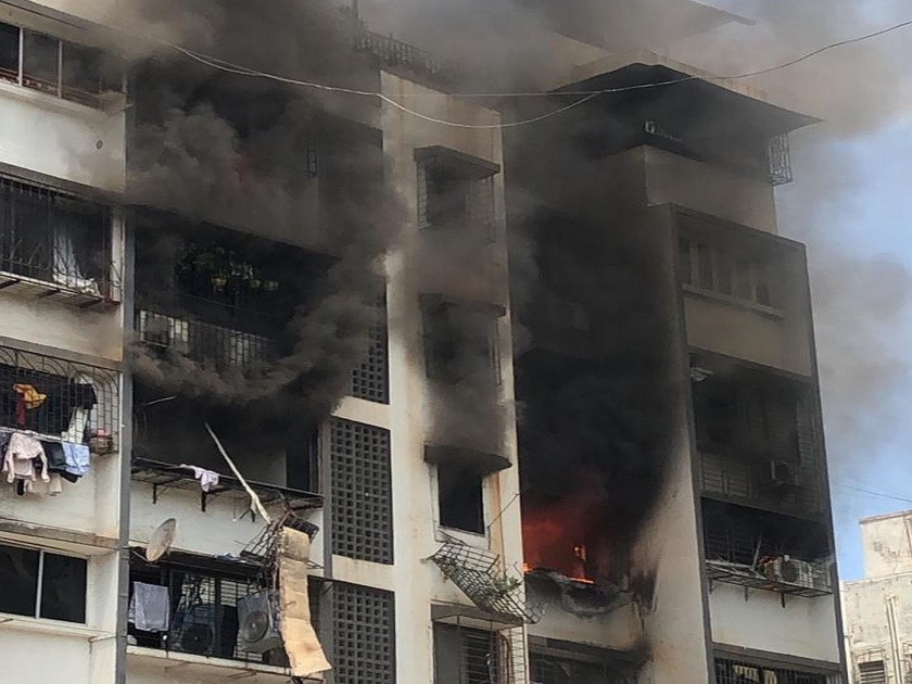 Fire has broken out on 4th floor of Sarita Building at Mazil Masjid Chowk in Andheri's Yari Road | Video - अंधेरीत गॅस सिलेंडरच्या स्फोटामुळे इमारतीला आग