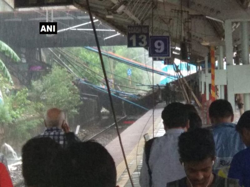 Andheri Bridge Collapse : Part of Gokhale Bridge collapse near Andheri Station, due to this Mumbai Dabbawala's service is closed | Andheri Bridge Collapse : अंधेरी पूल दुर्घटनेमुळे नोकरदारांना घडणार 'उपवास'; डबेवाल्यांची सेवा बंद