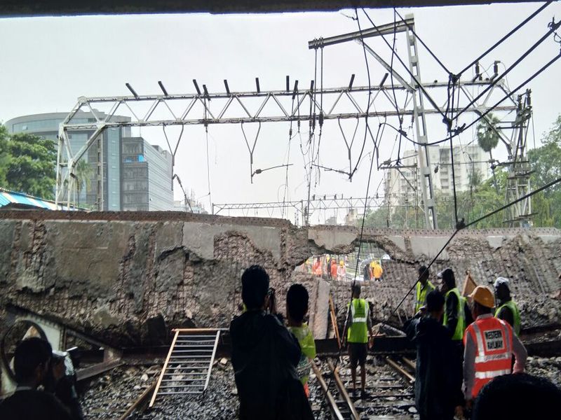 Andheri Bridge Collapse : andheri part of gokhale bridge collapsed mayor vishwanath mahadeshwar blames railway | Andheri Bridge Collapse : पुलाचा वाली कोण?; एकमेकांकडे बोट दाखवत रेल्वे-पालिकेचे हात वर