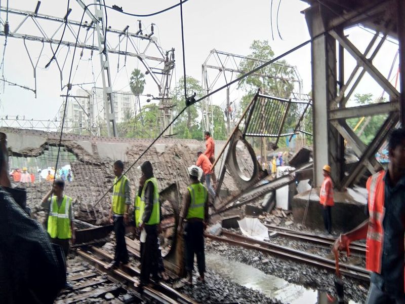 Andheri Bridge CollapseRestoration of UP & Dn slow lines in this section expected to be clear by midnight today | Andheri Bridge Collapse : पश्चिम रेल्वेवरील वाहतूक मध्यरात्रीपर्यंत होणार पूर्ववत