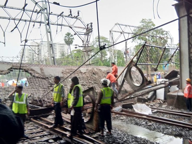 part of bridge collapsed andheri station traffic disrupted western railway live updates | Andheri Bridge Collapse Live Updates: जलद लोकल संध्याकाळी सातच्या आत धावणार; पण स्लो ट्रेनसाठी मध्यरात्र उजाडणार!
