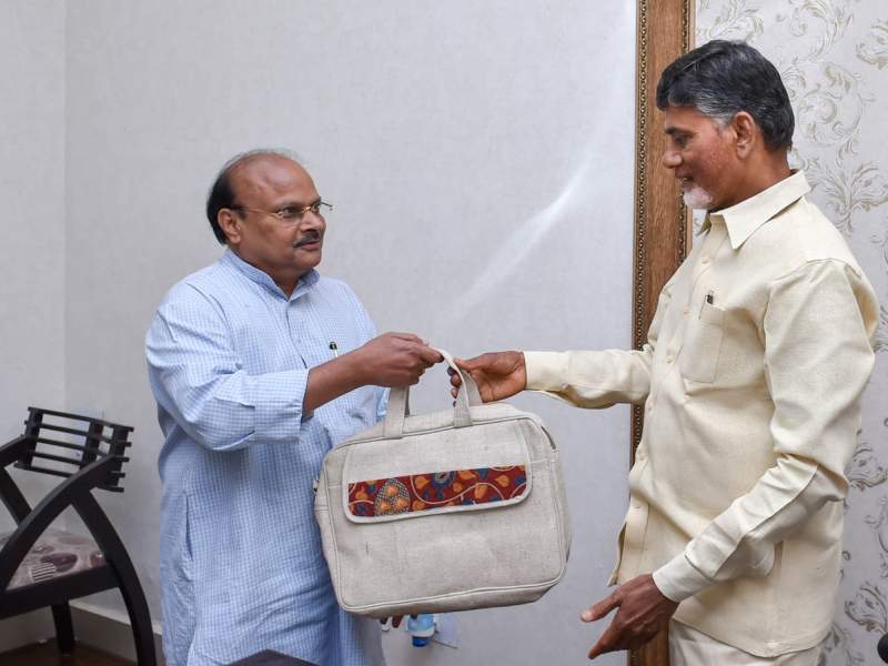 Andhra Pradesh: Finance Minister Yanamala Ramakrishnudu gets dental treatment in Singapore with taxpayers' money | करदात्यांच्या पैशांचा दुरुपयोग; आंध्र प्रदेशच्या अर्थमंत्र्यांनी सिंगापूरमध्ये घेतले दंतोपचार