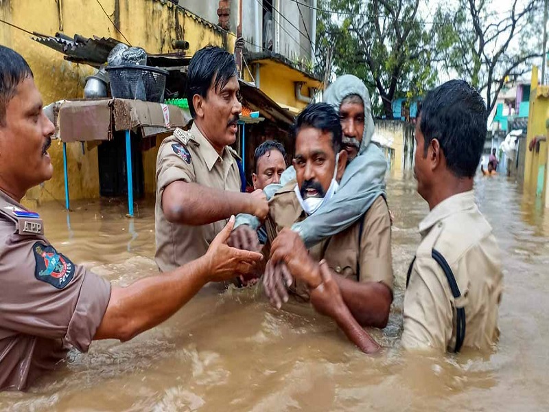 Andhra Pradesh Rain News: 33 died so far, big impact on roads and air traffic | आंध्र प्रदेशात पावसाचा हाहा:कार; आतापर्यंत 33 जणांचा मृत्यू, रस्ते आणि हवाई वाहतुकीवर परिणाम