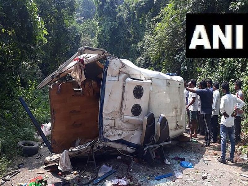 Andhra Pradesh Eight dead after a tourist bus overturned in East Godavari district | आंध्र प्रदेशमध्ये बसचा भीषण अपघात, 8 जणांचा मृत्यू