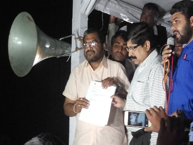 Behind the movement of Raju Shetty, at 10.30 pm, written assurance from the sugar commissioner in pune | Video : राजू शेट्टींचे आंदोलन मागे, रात्री 10.30 वाजता साखर आयुक्तांकडून लेखी आश्वासन