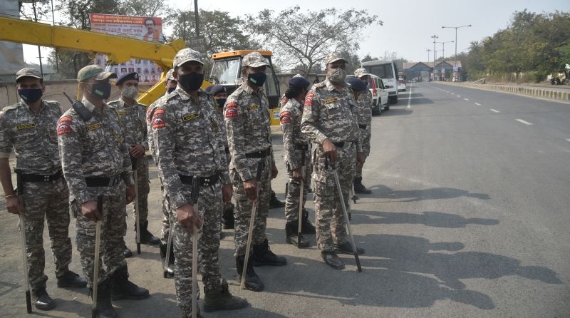 Tight security by the police against the backdrop of the agitation | आंदोलनाच्या पार्श्वभूमीवर पोलिसांचा तगडा बंदोबस्त
